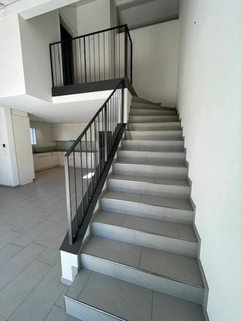 Moderne 4.5-Zimmer-Maisonette-Dachwohnung mit Galerie, zwei Bädern und sonnigem Balkon (6)