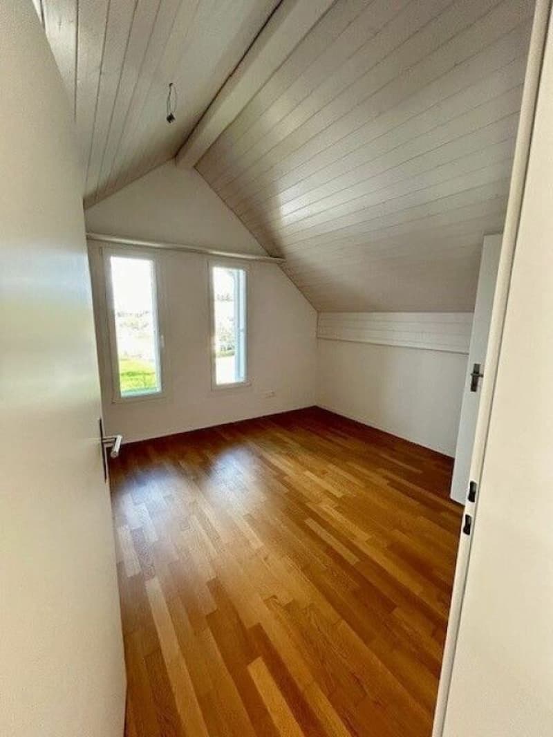 Moderne 4.5-Zimmer-Maisonette-Dachwohnung mit Galerie, zwei Bädern und sonnigem Balkon (9)
