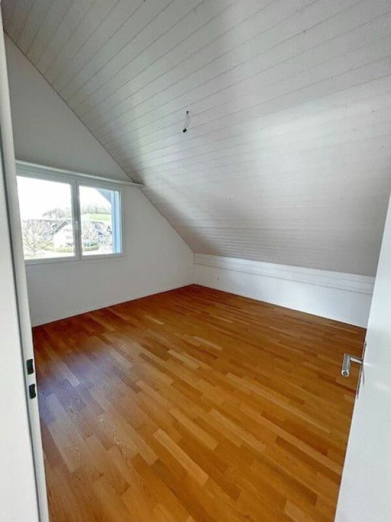 Moderne 4.5-Zimmer-Maisonette-Dachwohnung mit Galerie, zwei Bädern und sonnigem Balkon (8)