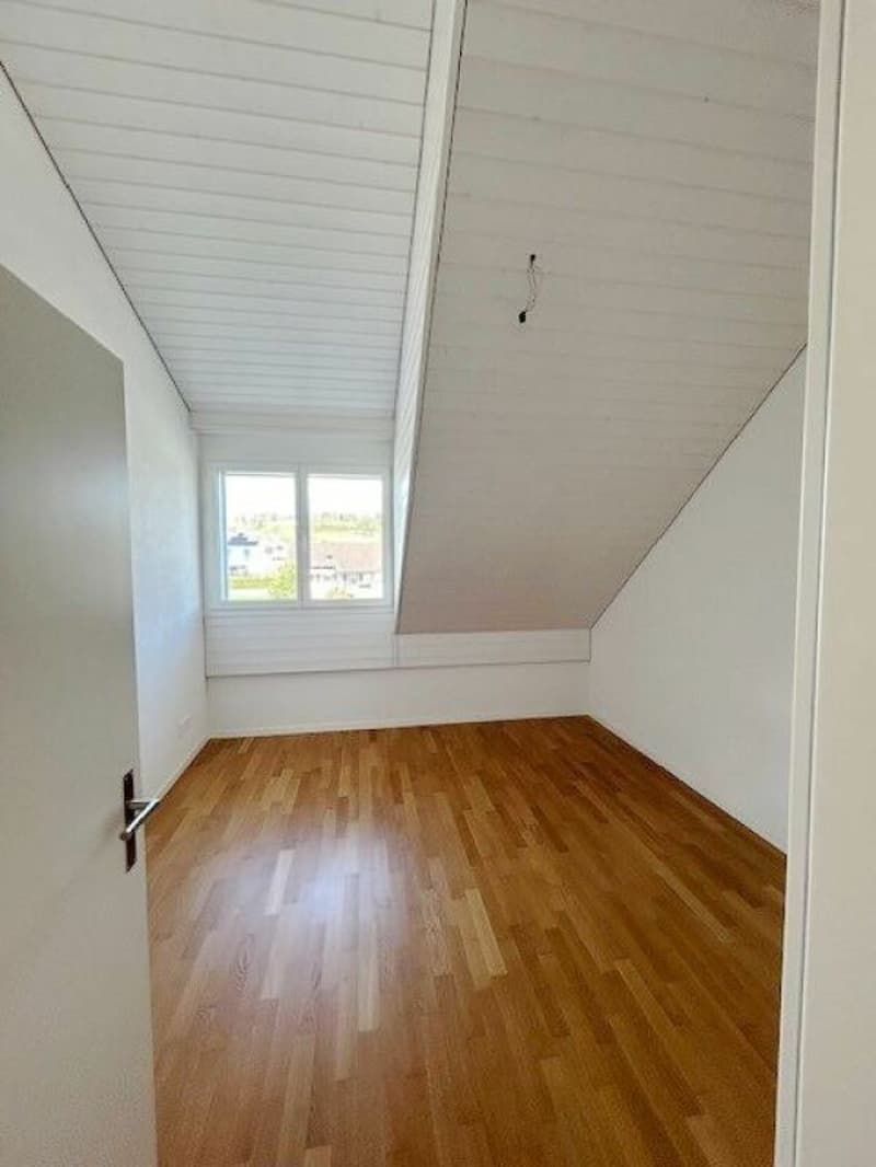 Moderne 4.5-Zimmer-Maisonette-Dachwohnung mit Galerie, zwei Bädern und sonnigem Balkon (5)