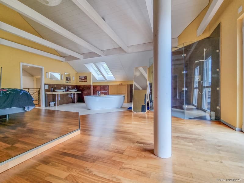 Master-Schlafzimmer OG mit Bad, Ankleide, Balkon