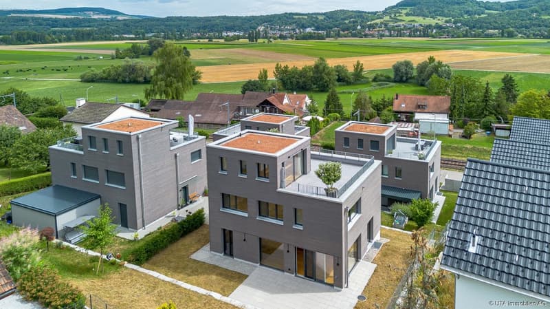 Neuwertiges Einfamilienhaus mit großzügigem Platzangebot und mehreren (2)