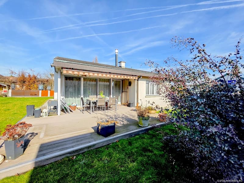 Hausansicht mit Garten