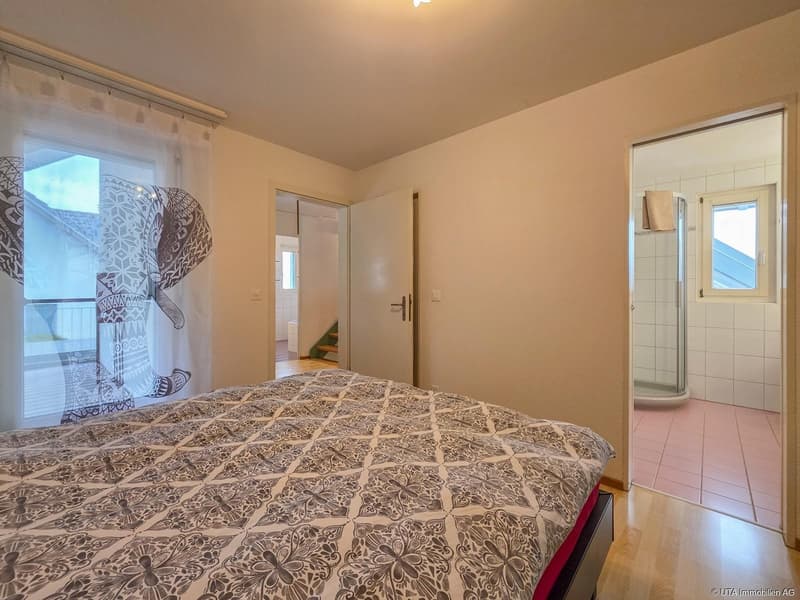 OG2 Zimmer mit Balkon, Ankleide & En Suite-Bad