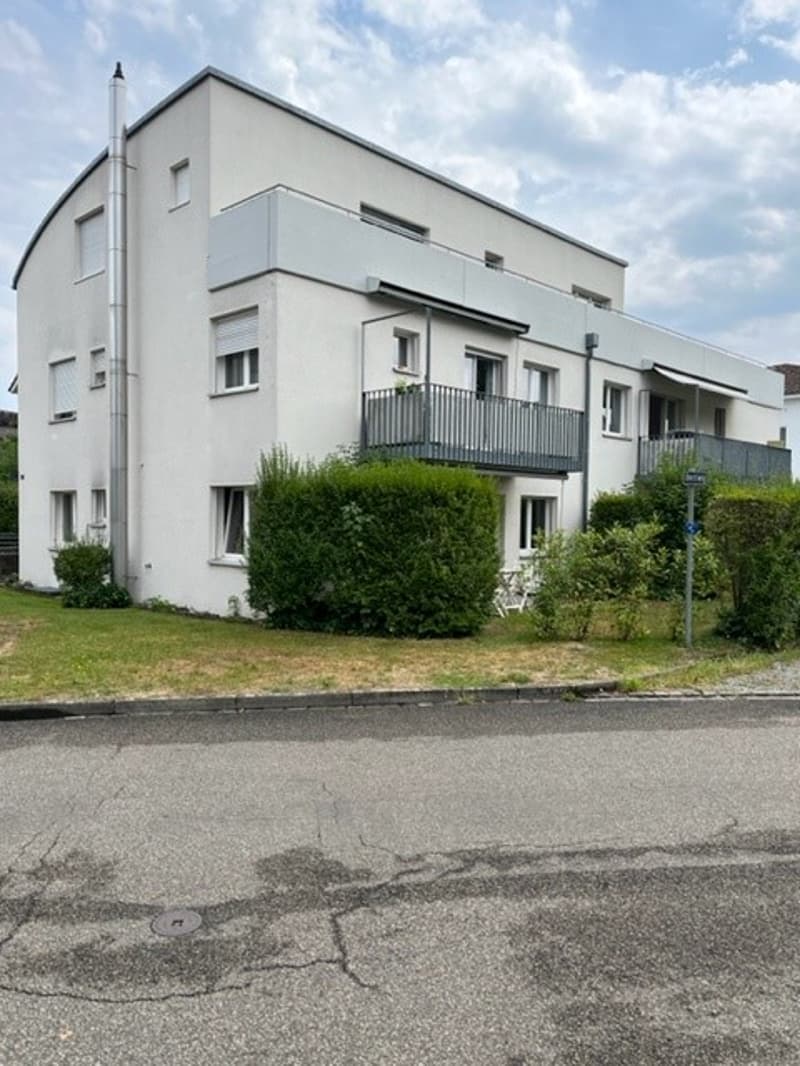 Charmante 3.5-Zimmer-Wohnung an schöner Lage in Windisch (2)