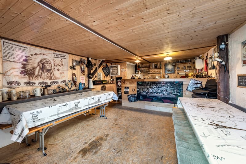 Garage/Bar