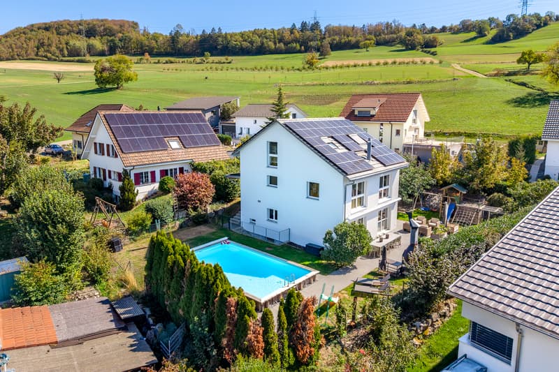 Freistehendes 7.5-Zimmer-Einfamlienhaus mit Pool und tollem Umschwung (4)