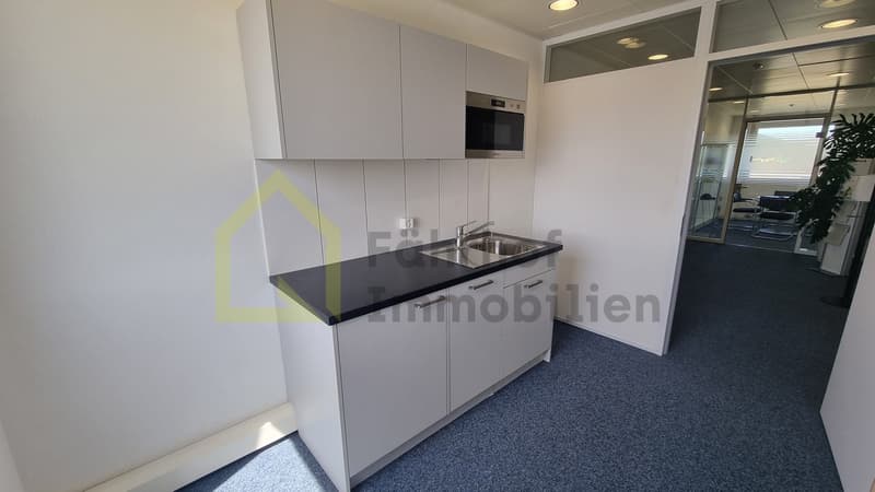 Bright office space in central location with terrace (5)