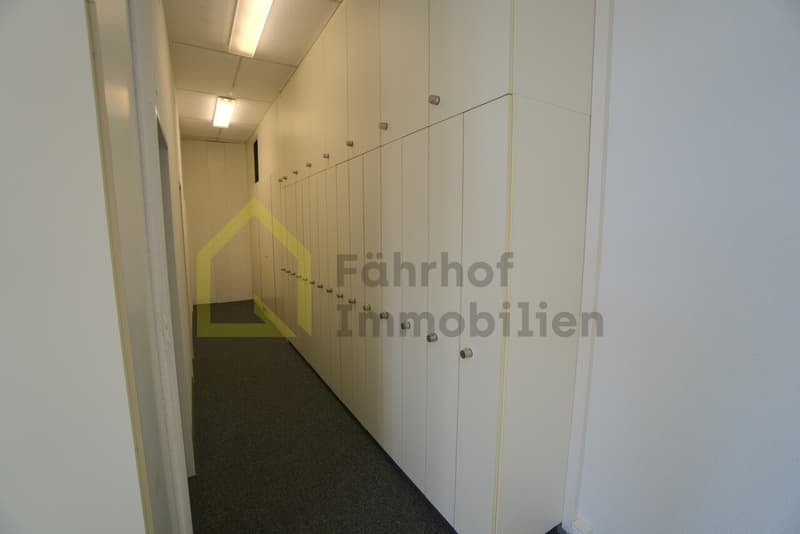 Durchgang mit Wandschränken
