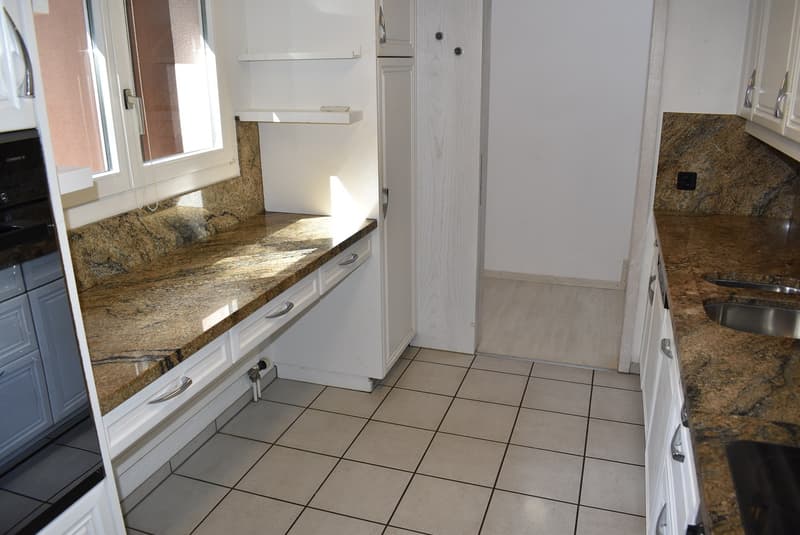 5.5 Zimmerwohnung mit angrenzender Doppelgarage, am Waldrand gelegen (2)