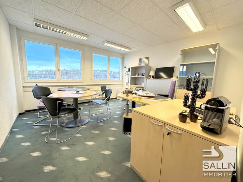 Surface administrative d'env. 270 m²  avec 3 pl. ext. et 2 pl. int. (6)