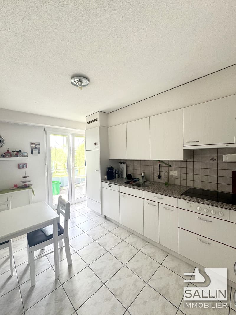 Spacieux appartement de 5 pièces  au 2ème étage avec place intérieure (2)