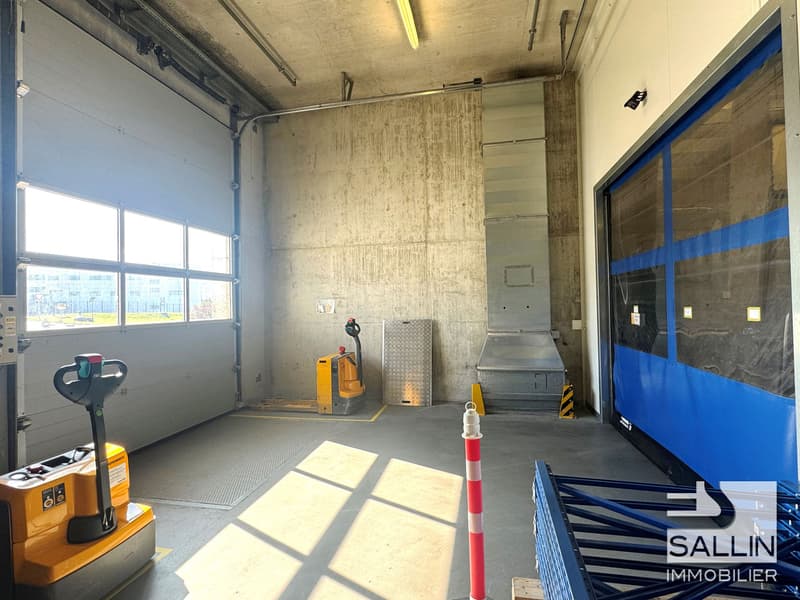 Entrepôt/Halle d'env. 763 m², quai de chargement avec rampe élévatrice (11)