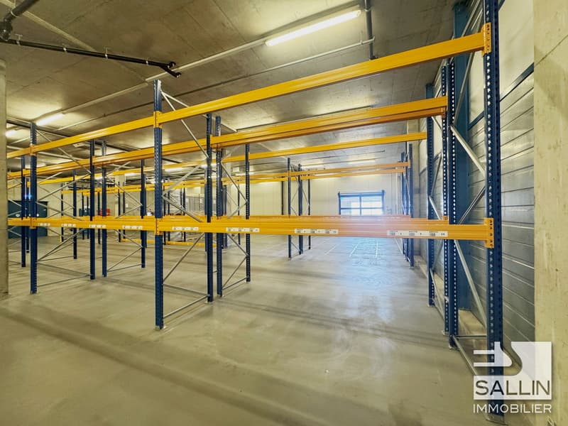 Entrepôt/Halle d'env. 763 m², quai de chargement avec rampe élévatrice (6)