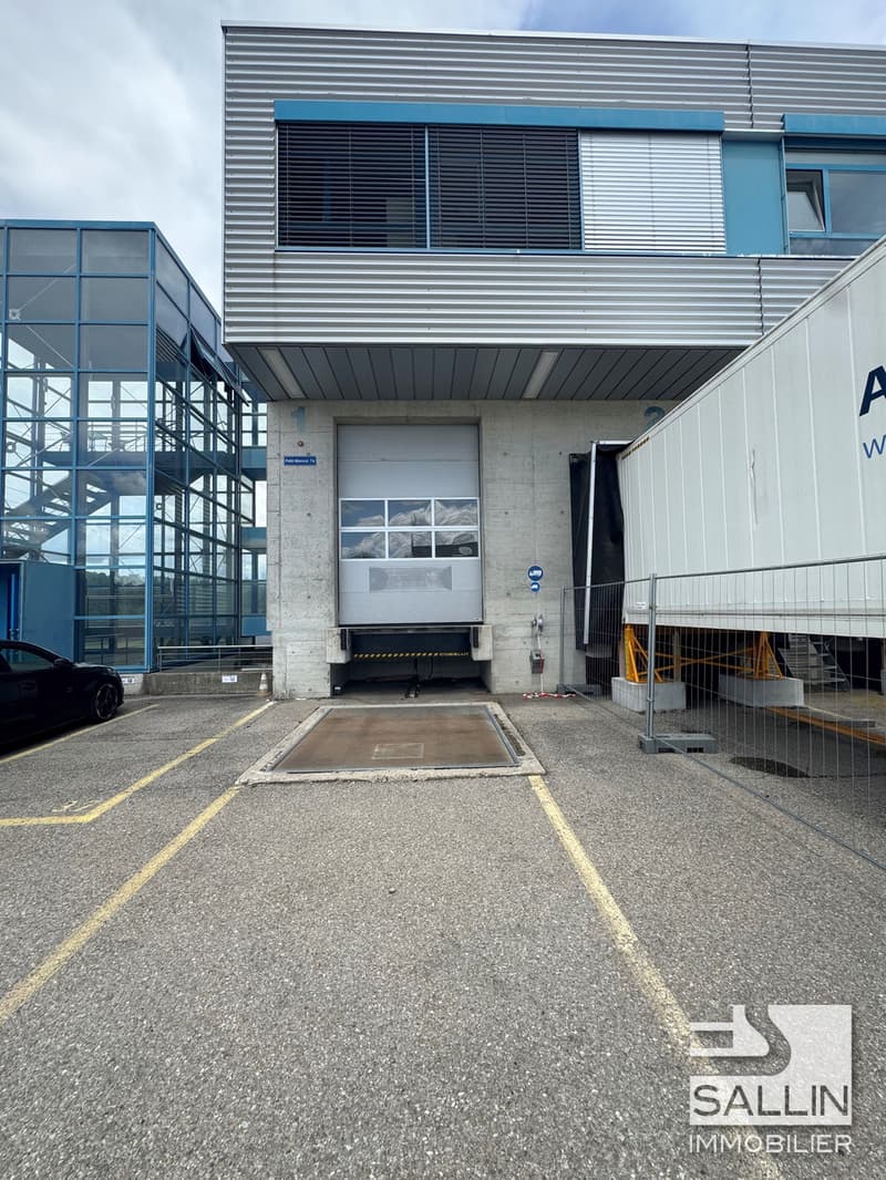 Entrepôt/Halle d'env. 763 m², quai de chargement avec rampe élévatrice (9)