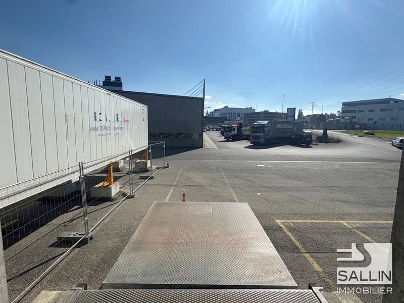 Entrepôt/Halle d'env. 763 m², quai de chargement avec rampe élévatrice (8)