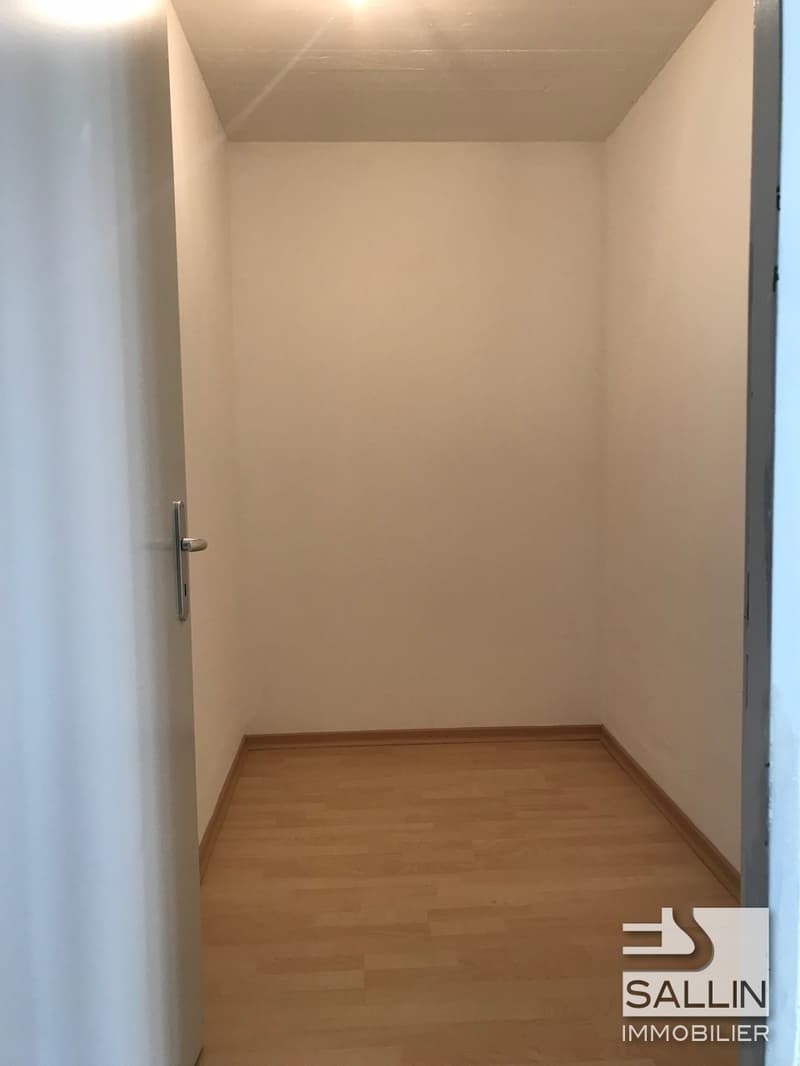 APPARTEMENT DE 4 PIECES  PROCHE DE TOUTES COMMODITES (6)