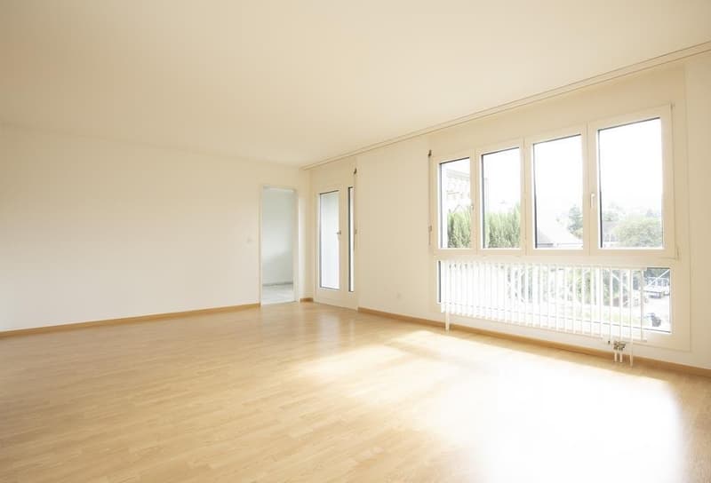 Wohnzimmer Richtung Küche/Balkon
