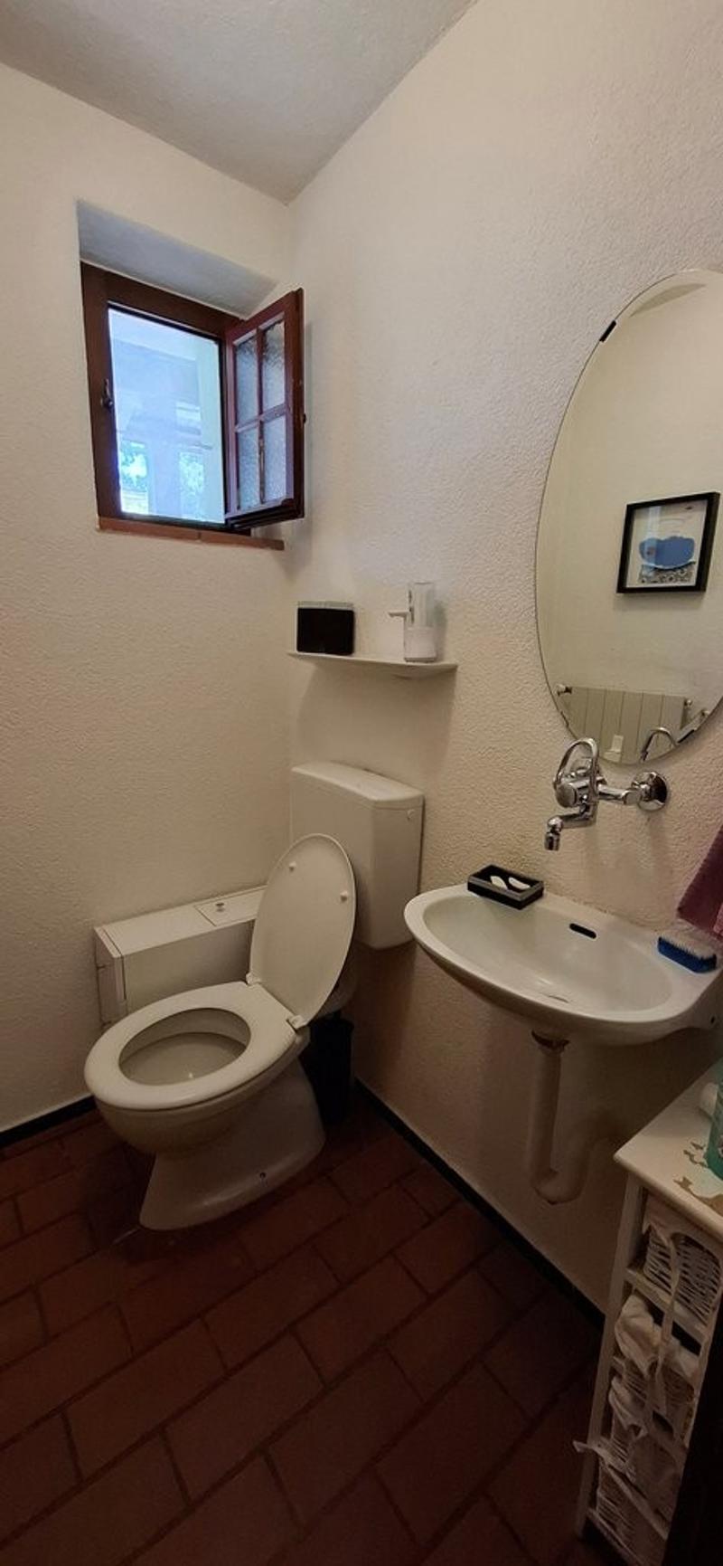 separates WC
