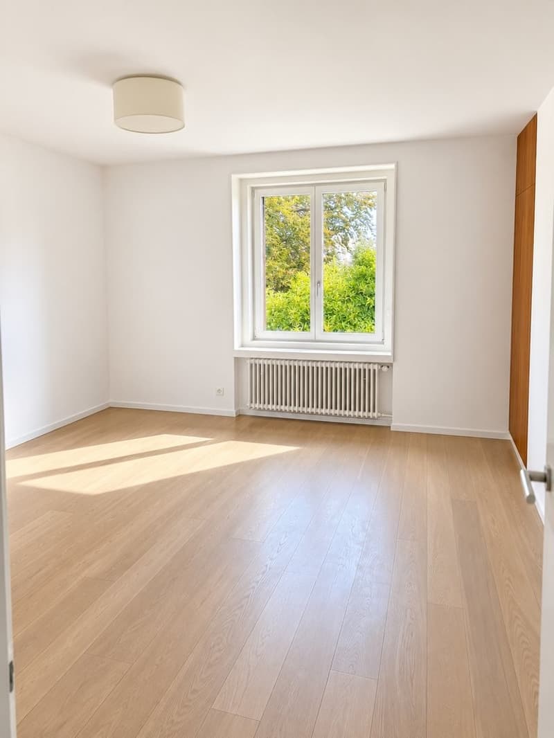 Helles_minimalistisches_Zimmer_mit_Gartenblick.png