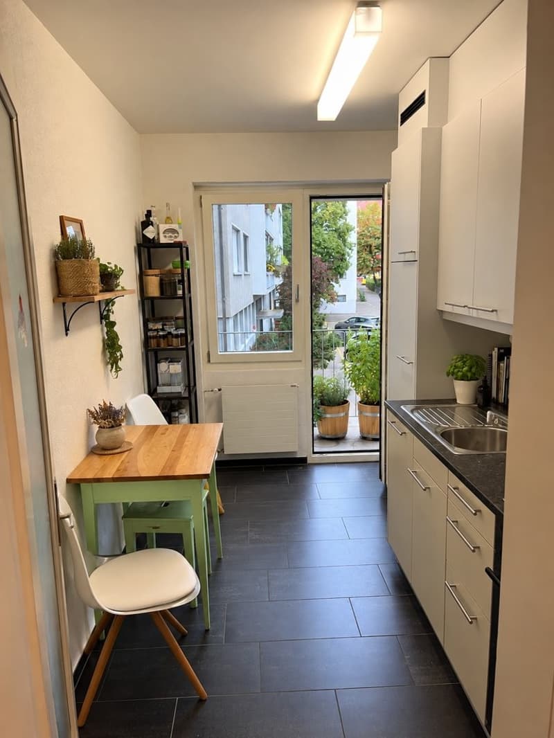 Küche von Eingang rg. Balkon