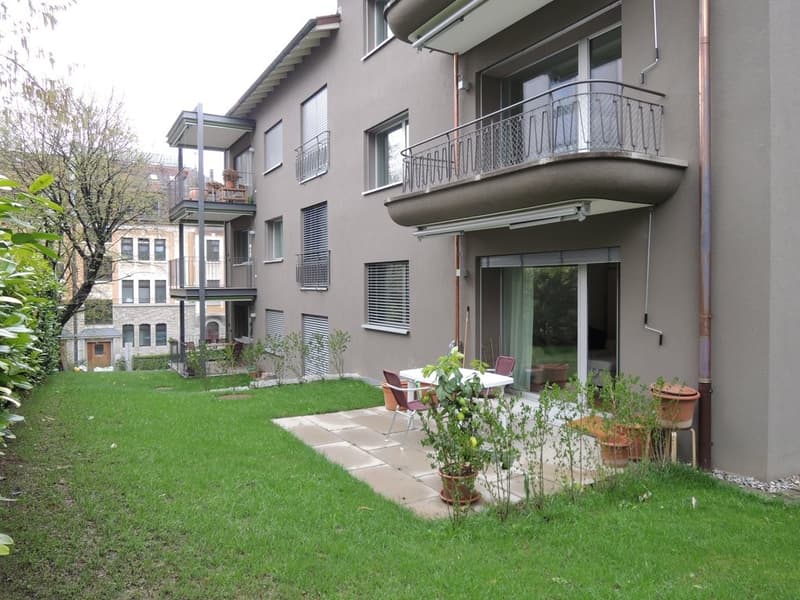 Hausansicht mit Sitzplatz