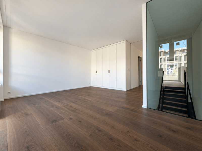 Grosszügiges Schlafzimmer mit praktischem Einbauschrank