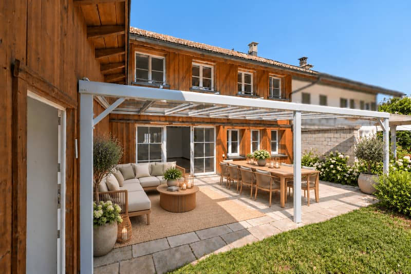 Sonniger Sitzplatz mit Pergola