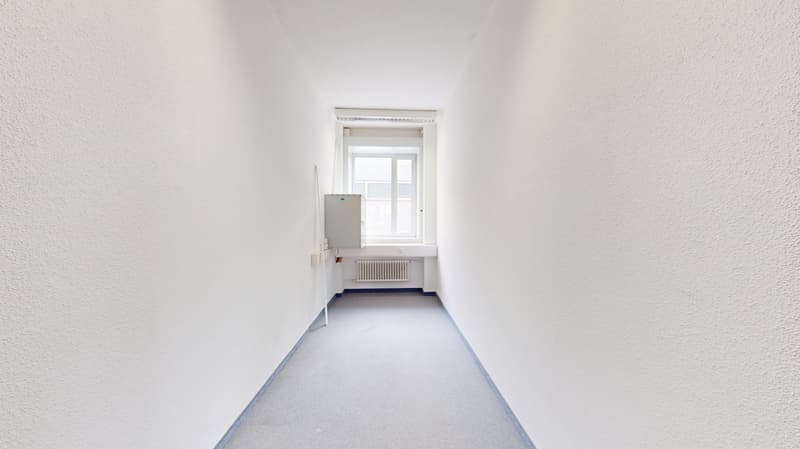 Ausgebautes Büro im 1. OG an zentraler Lage in Kloten mit Parkplatzmöglichkeiten (10)