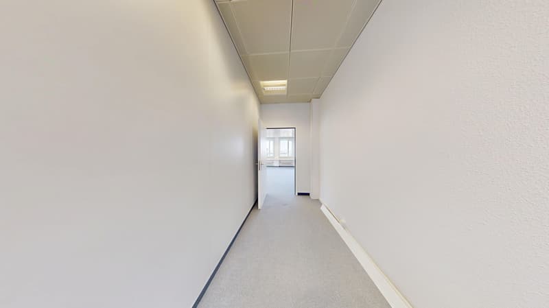 Ausgebautes Büro im 1. OG an zentraler Lage in Kloten mit Parkplatzmöglichkeiten (8)