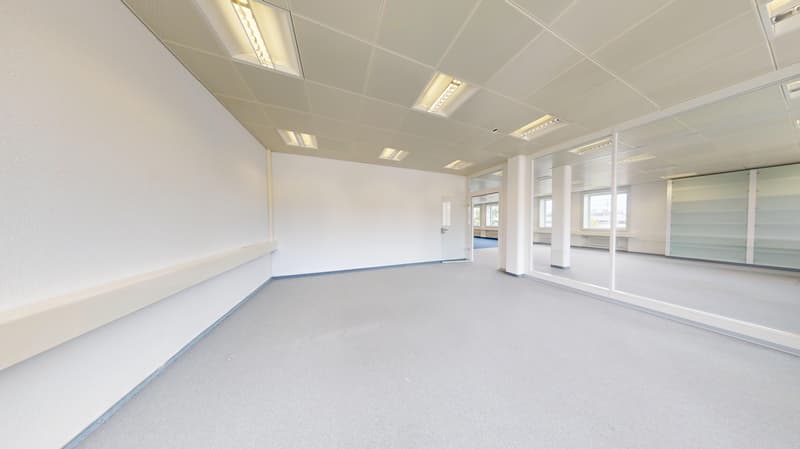 Ausgebautes Büro im 1. OG an zentraler Lage in Kloten mit Parkplatzmöglichkeiten (9)