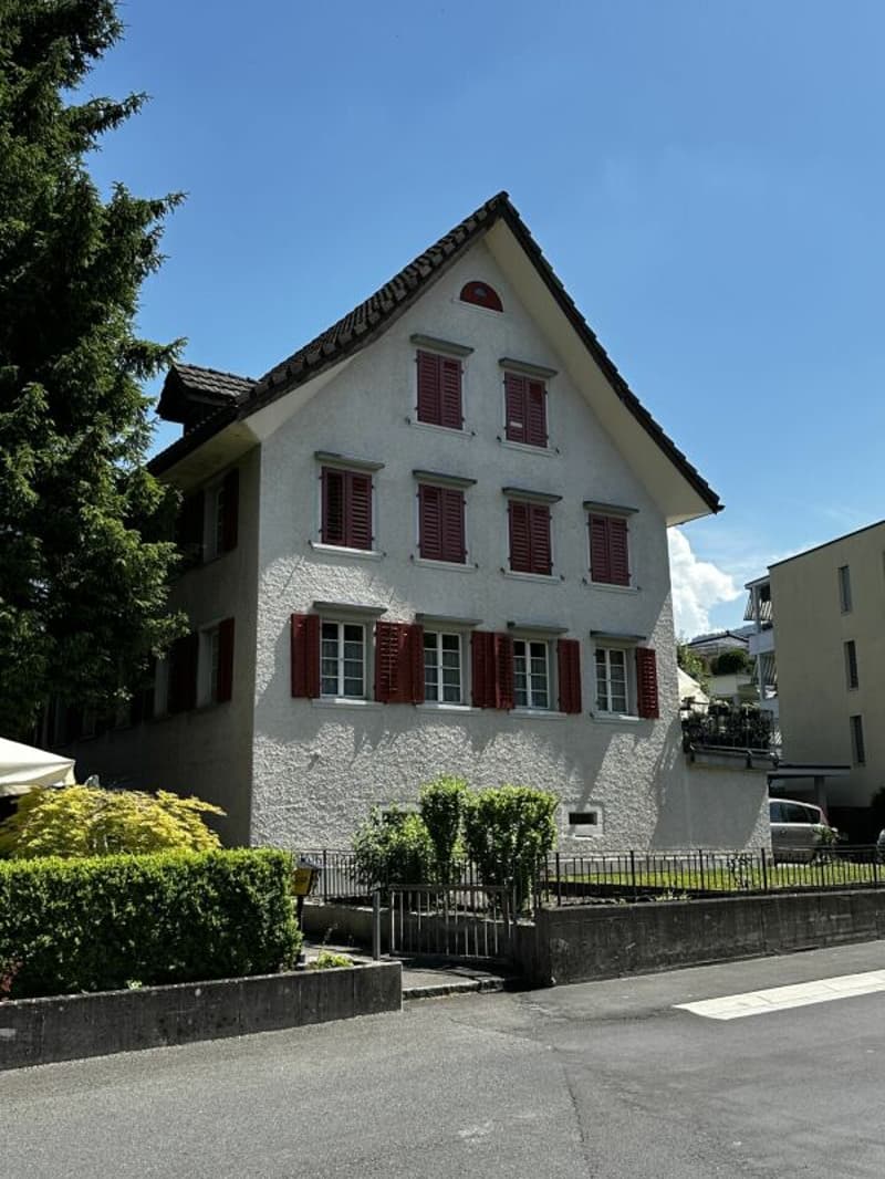 Dreifamilienhaus an sonniger und zentraler Lage mit grossem Entwicklungspotenzial (4)