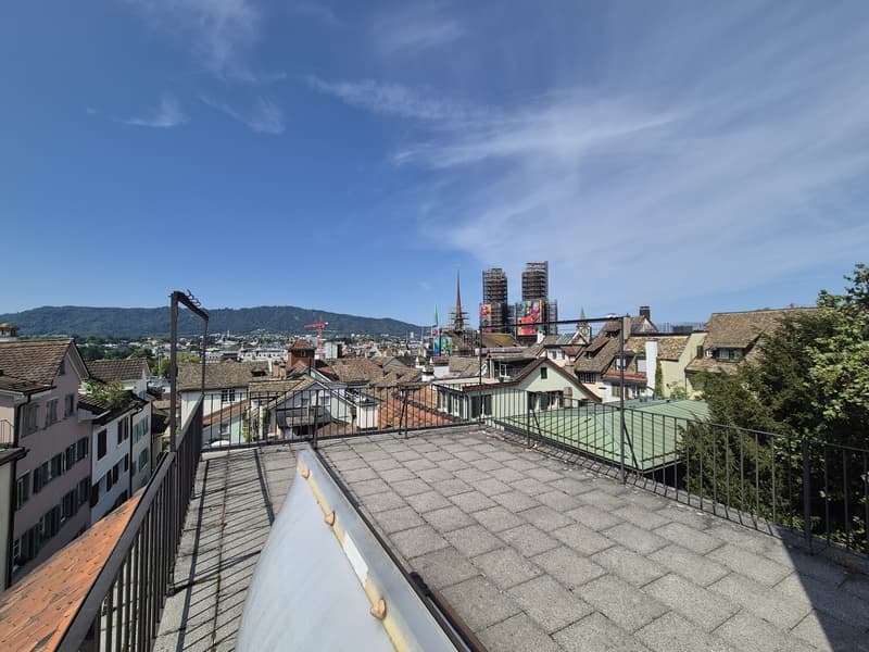 Einzigartiges Bijou im Herzen von Zürich: 3-Zimmer-Dachwohnung mit historischem Charme (1)