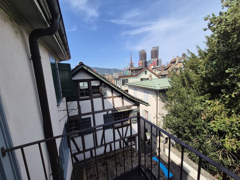 Einzigartiges Bijou im Herzen von Zürich: 3-Zimmer-Dachwohnung mit historischem Charme (2)