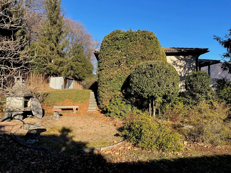 VILLA BIFAMILIARE IN POSIZIONE DOMINANTE CON MAGNIFICA VISTA (3)