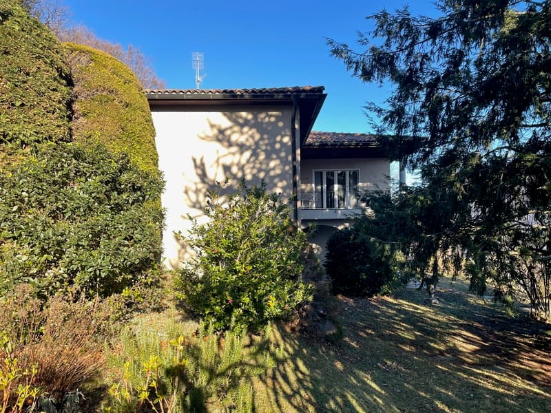 VILLA BIFAMILIARE IN POSIZIONE DOMINANTE CON MAGNIFICA VISTA (8)