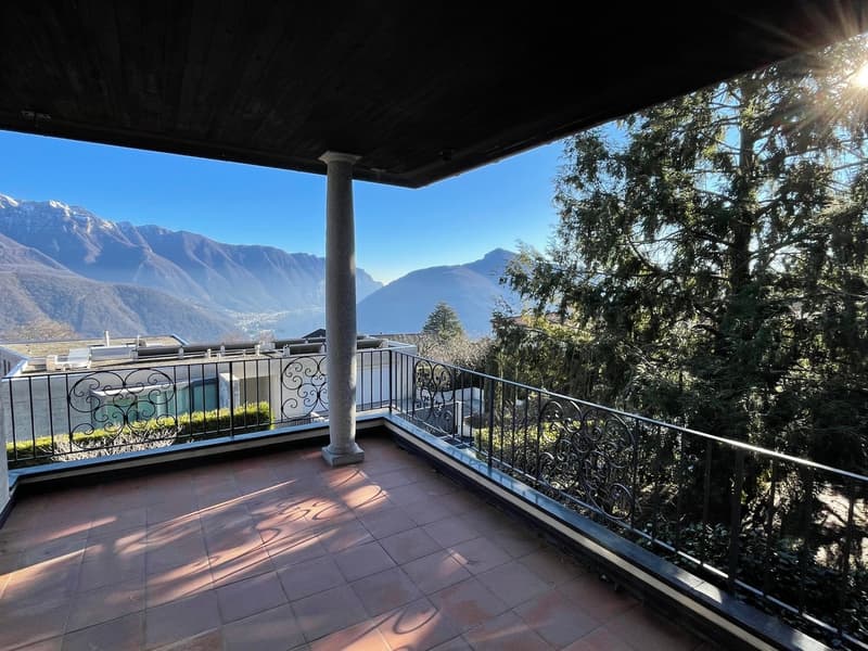 VILLA BIFAMILIARE IN POSIZIONE DOMINANTE CON MAGNIFICA VISTA (4)