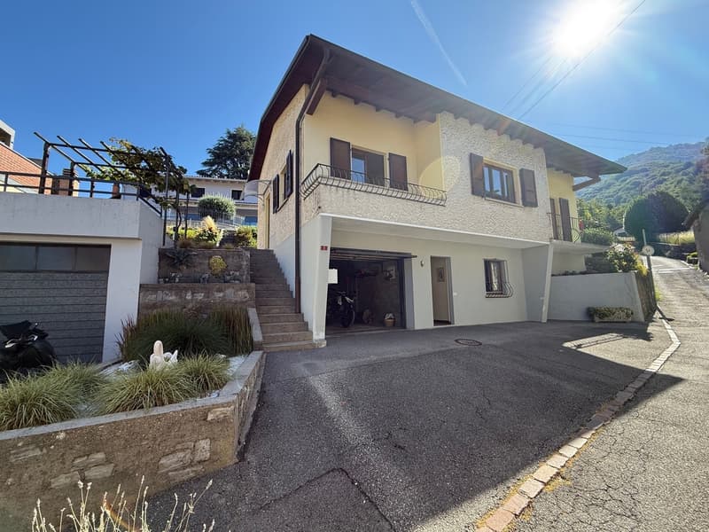 Casa unifamiliare, ampliabile, comoda con due ampi garage (1)