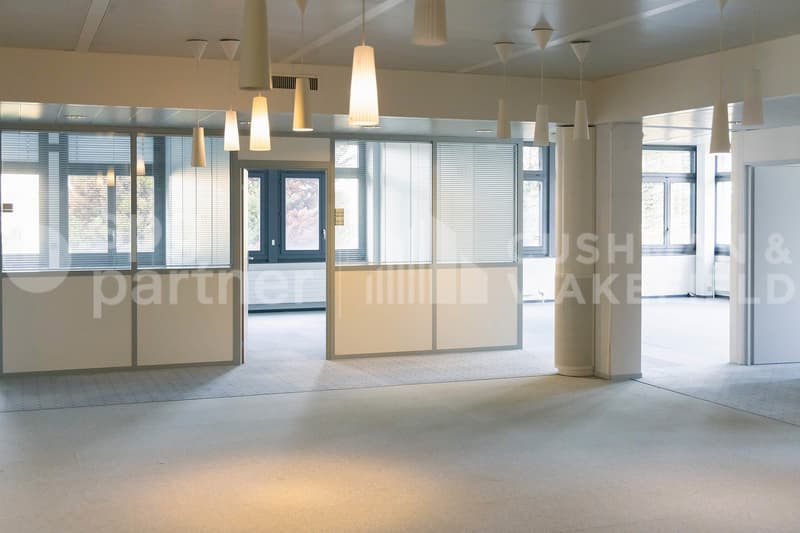 Locaux administratifs et artisanaux lumineux au c?ur de la ZIMEYSA - Veyrot 11 (6)