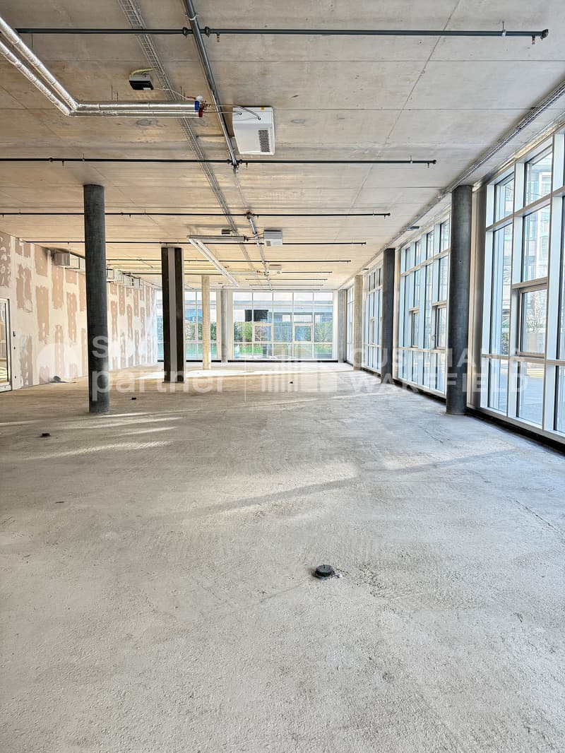 Belles surfaces industrielles et artisanales de 498 m² et 812 m² situées au rez-de-chaussée (2)