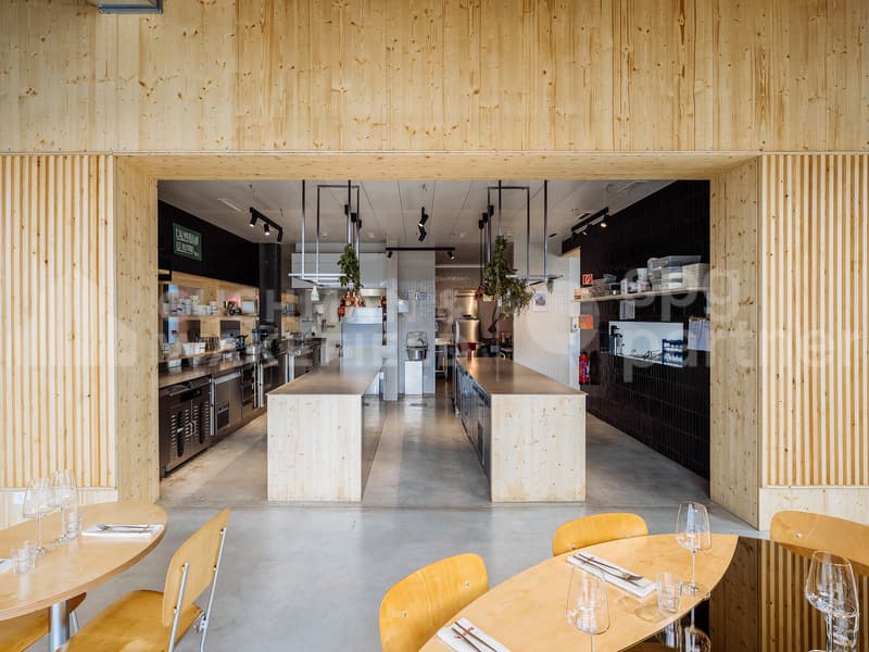 Restaurant de 336 m² avec deux terrasses et dépôt à Charmilles, Genève (7)