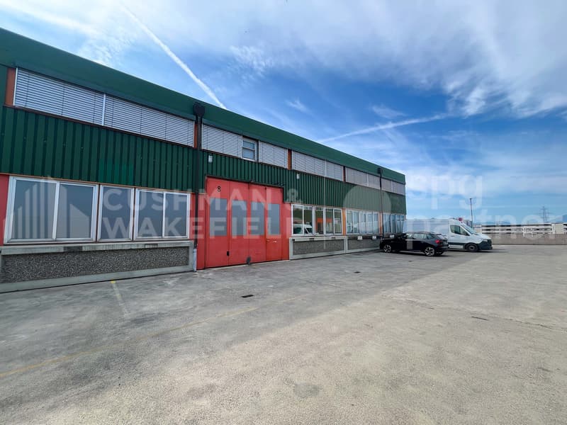 Surface mixte avec porte sectionnelle - 940 m² | SATIGNY?ZIMEYSA (2)