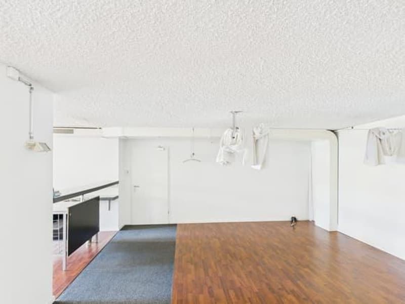Functional office space/studio/practice with garden seating in district 6 (5)