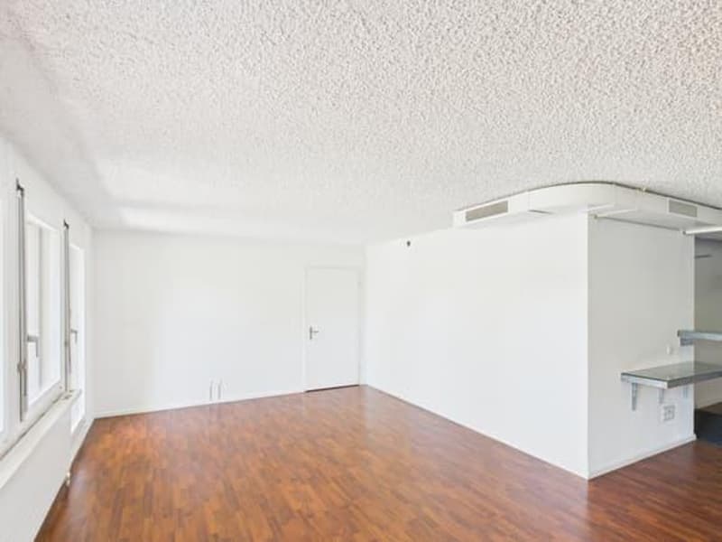 Functional office space/studio/practice with garden seating in district 6 (3)