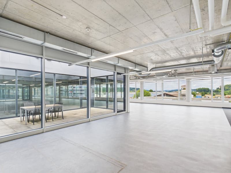 Helle Gewerbefläche mit Atrium