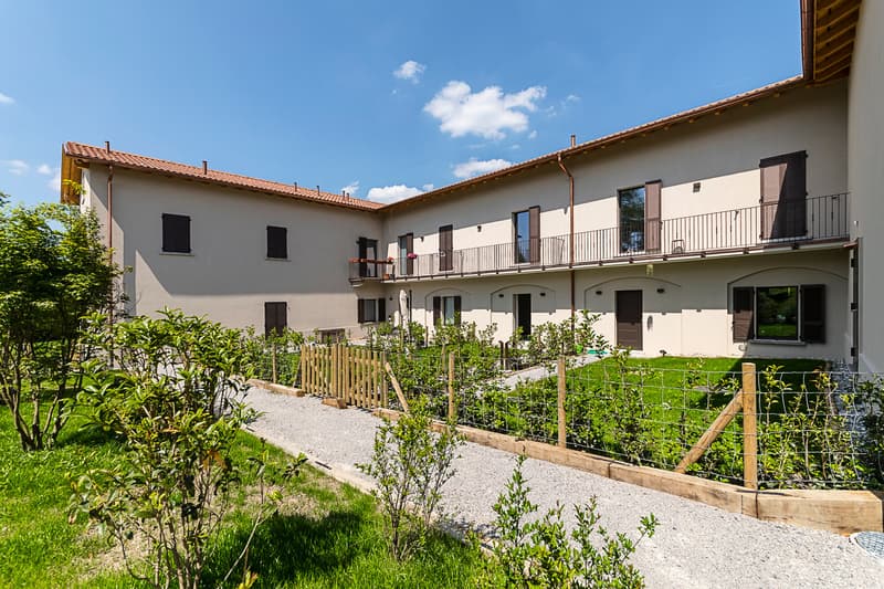 Affittasi luminoso appartamento duplex di 55 mq con giardino (12)