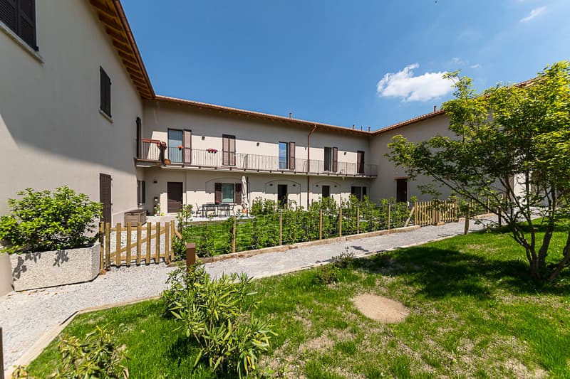 Affittasi luminoso appartamento duplex di 55 mq con giardino (14)