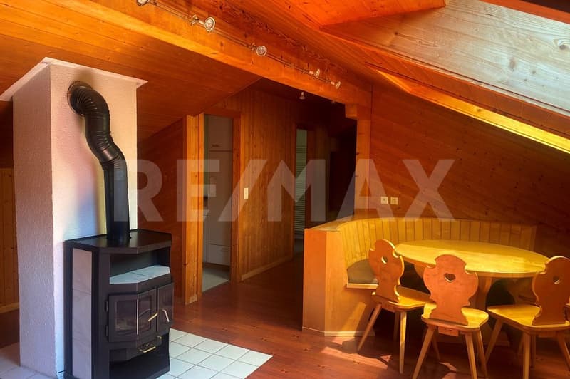 Charmante 2.5-Zimmer-Dachwohnung mit viel Holz und Kaminofen in Domat/Ems (1)