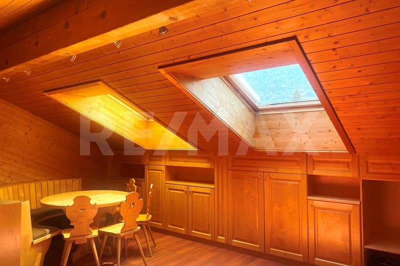 Charmante 2.5-Zimmer-Dachwohnung mit viel Holz und Kaminofen in Domat/Ems (2)