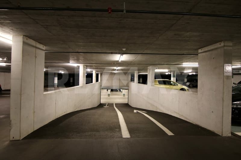 Grosszügiger Tiefgaragenparkplatz in der Überbauung Schlossbungert in Zizers (2)